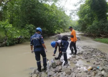 Tim DLH memantau kualitas air di salah satu sungai di Kendal. (Anik Kustiani/Lingkarjateng.id)