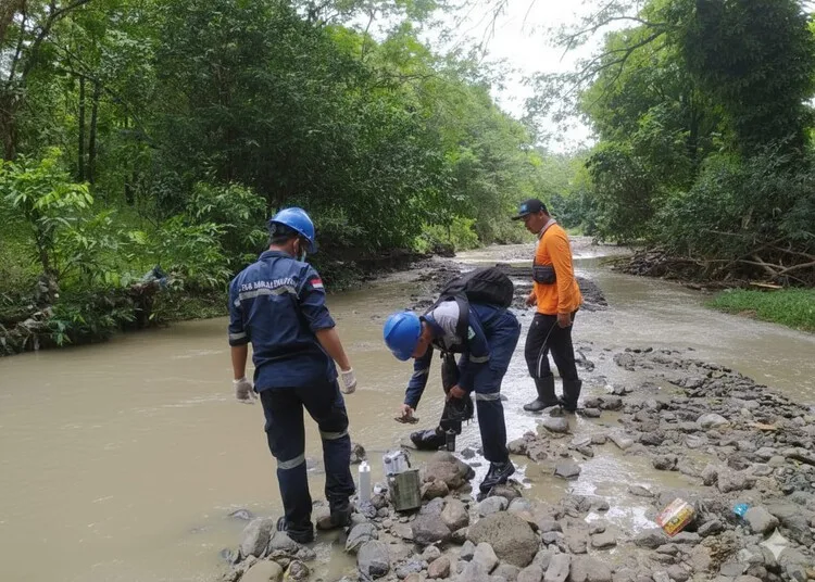 Cegah Pencemaran, DLH Kendal Rutin Pantau Kualitas Air 7 Sungai Besar 25 Tim DLH memantau kualitas air di salah satu sungai di Kendal. (Anik Kustiani/Lingkarjateng.id)
