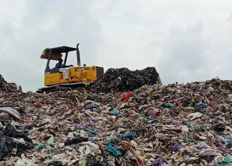 DLH Kota Pekalongan Benahi Pengelolaan Sampah Hulu-Hilir 25 Petugas mengoperasikan buldoser meratakan timbunan sampah di TPA Degayu, Kota Pekalongan. (Fahri Akbar/Lingkarjateng.id)