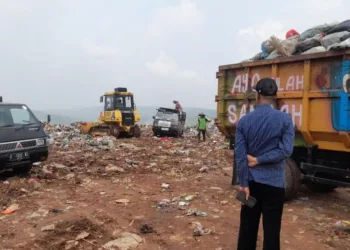 Kepala Dinas Lingkungan Hidup Kabupaten Kendal Aris Irwanto meninjau aktivitas di TPA Darupono, Selasa, 21 Oktober 2025. (Anik Kustiani/Lingkarjateng.id)