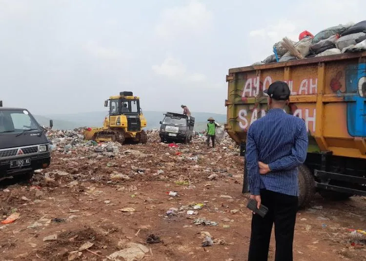 Percepat Penataan TPA Darupono, DLH Kendal Kerahkan Alat Berat Tambahan 25 Kepala Dinas Lingkungan Hidup Kabupaten Kendal Aris Irwanto meninjau aktivitas di TPA Darupono, Selasa, 21 Oktober 2025. (Anik Kustiani/Lingkarjateng.id)