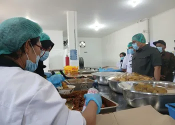 Anggota Komisi V DPR RI, Danang Wicaksana Sulistya, saat mengunjungi SPPG Ngawen 1, Kabupaten Blora, Rabu, 15 Oktober 2025. (Eko Wicaksono/Lingkarjateng.id)