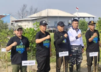 Ketua DPRD Kabupaten Pekalongan, Abdul Munir (dua dari kiri), saat menghadiri Apel Penanaman Serentak Program Mageri Segoro di Pesisir Wonokerto, Rabu, 15 Oktober 2025. (Fahri Akbar/Lingkarjateng.id)
