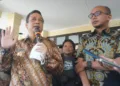 Ketua DPRD Kota Pekalongan M. Azmi Basyir (kanan) bersama Wali Kota Pekalongan Achmad Afzan Arslan Djunaid (kiri) saat memimpin Rapat Dengar Pendapat dengan Paguyuban Nasabah Korban BMT Mitra Umat di Ruang Paripurna DPRD Kota Pekalongan, Kamis, Oktober 2025. (Fahri Akbar/Lingkarjateng.id)