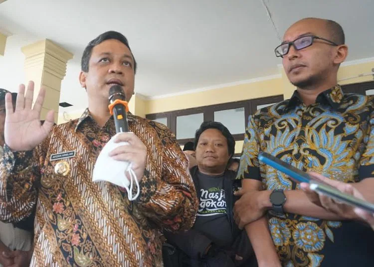 Ketua DPRD Kota Pekalongan M. Azmi Basyir (kanan) bersama Wali Kota Pekalongan Achmad Afzan Arslan Djunaid (kiri) saat memimpin Rapat Dengar Pendapat dengan Paguyuban Nasabah Korban BMT Mitra Umat di Ruang Paripurna DPRD Kota Pekalongan, Kamis, Oktober 2025. (Fahri Akbar/Lingkarjateng.id)