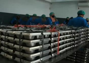 Ilustrasi: Petugas menyiapkan paket MBG. (Antara/Lingkarjateng.id)