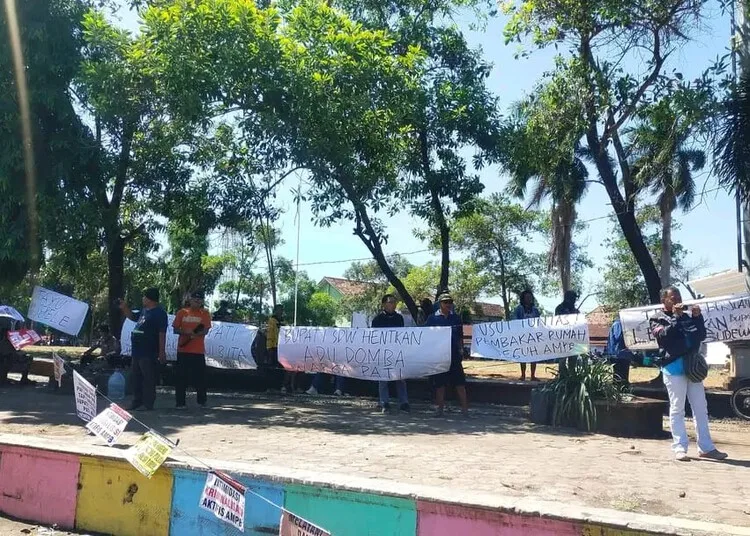 Demo di Alun-alun Juwana, Koalisi Masyarakat Pati Anti Premanisme Bawa Dua Tuntutan 25 Massa membentangkan spanduk berisi sejumlah tuntutan dalam aksi demo di Alun-alun Juwana, Kabupaten Pati, Senin, 13 Oktober 2025. (Lingkar Network/Lingkarjateng.id)