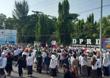 Ratusan santri menggelar aksi damai terkait polemik tayangan TV soal pesantren di depan Gedung DPRD Rembang, Jumat, 17 Oktober 2025. (Lingkar News Network/Lingkarjateng.id)