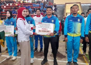 SIMBOLIS: Bupati Kendal, Dyah Kartika Permanasari, menyerahkan penghargaan kepada atlet dan pelatih berprestasi tahun 2024 serta pemberian apresiasi kepada atlet ASN Pornas Korpri di Palembang di GOR Bahurekso Kendal, Senin, 13 Oktober 2025. (Anik Kustiani/Lingkarjateng.id)