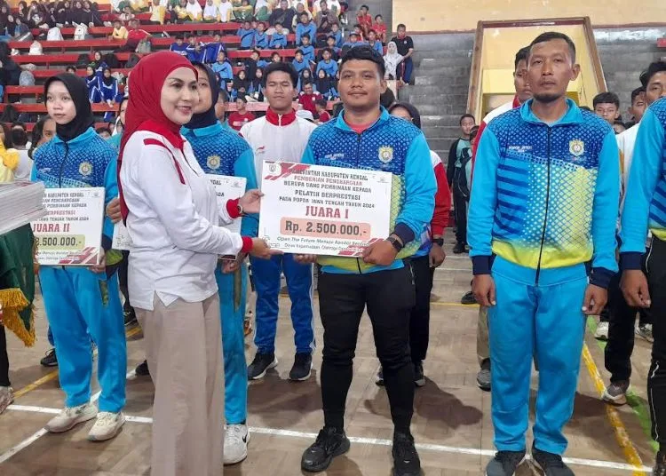 Dibuka Hari Ini, 5.700 Atlet Bertanding di Popda Kendal 2025 25 SIMBOLIS: Bupati Kendal, Dyah Kartika Permanasari, menyerahkan penghargaan kepada atlet dan pelatih berprestasi tahun 2024 serta pemberian apresiasi kepada atlet ASN Pornas Korpri di Palembang di GOR Bahurekso Kendal, Senin, 13 Oktober 2025. (Anik Kustiani/Lingkarjateng.id)
