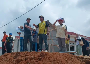 Disperkim Jepara Telusuri Perubahan Aliran Air di Kawasan Perumahan Mayong 25 Disperkim Kabupaten Jepara bersama sejumlah instansi terkait saat menelusuri perubahan aliran air di kawasan Perumahan Lestari Garden Hill di Desa Pancur dan Danau Pecici Alesta di Desa Rajekwesi, Kecamatan Mayong, Jumat, 31 Oktober 2025. (Tomi Budianto/Lingkarjateng.id)