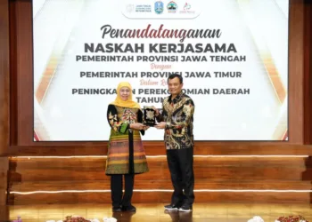 Gubernur Jawa Tengah Ahmad Luthfi dan Gubernur Jawa Timur Khofifah Indar Parawansa usai penandatanganan nota kesepahaman kerja sama di Gedung Negara Grahadi, Surabaya, Jumat malam, 24 Oktober 2025. (Humas Pemprov Jateng/Lingkarjateng.id)