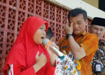 Gubernur Jawa Tengah, Ahmad Luthfi, menangis haru saat mendengar puisi siswi SLBN Wonogiri, Kamis, 9 Oktober 2025. (Humas Pemprov Jateng/Lingkarjateng.id)