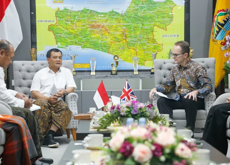 Dubes Inggris Temui Gubernur Jateng, Bahas Kerja Sama SDM hingga Industri Hijau 25 Gubernur Jawa Tengah (Jateng) Ahmad Luthfi menerima kunjungan dari Duta Besar Inggris untuk Indonesia Dominic Jermey di kantornya, Rabu, 22 Oktober 2025. (Humas Pemprov Jateng/Lingkarjateng.id)