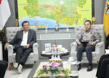 Gubernur Jawa Tengah, Ahmad Luthfi, saat menerima kunjungan Wali Kota Surakarta, Respati Achmad Ardianto, di ruang kerjanya, Rabu, 1 Oktober 2025. (Pemprov Jateng/Lingkarjateng.id)