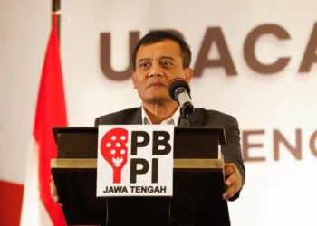 Gubernur Jawa Tengah, Ahmad Luthfi, memberi sambutan dalam pengukuhan pengurus PBPI Jateng 2025-2029 di Hotel Santika, Semarang, Rabu, 1 Oktober 2025. (Pemprov Jateng/Lingkarjateng.id)