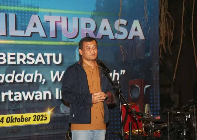 Gubernur Luthfi Tegaskan Peran Penting Pers dalam Bangun Jateng 25 Gubernur Jawa Tengah, Ahmad Luthfi, memberi sambutan dalam acara Malam Silaturasa PWI di Taman Balekambang, Kota Surakarta, Sabtu malam, 4 Oktober 2025. (Humas Pemprov Jateng/Lingkarjateng.id)