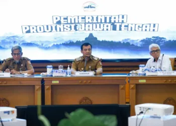 Gubernur Jawa Tengah, Ahmad Luthfi (tengah), dalam acara entry meeting dengan BPK Perwakilan Jawa Tengah di Kantor Gubernur Jawa Tengah, Senin, 13 Oktober 2025. (Humas Pemprov Jateng/Lingkarjateng.id)