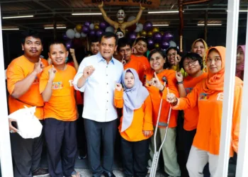 Gubernur Jawa Tengah Ahmad Luthfi berfoto bersama penyandang disabilitas usai acara makan bersama di Warung Soto Pak Wito Cabang Kariadi, Kota Semarang, Selasa, 28 Oktober 2025. (Humas Pemprov Jateng/Lingkarjateng.id)