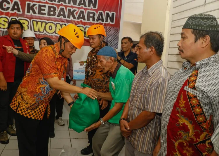 Gubernur Jateng Kucurkan Rp1 Miliar untuk Bangun Pasar Darurat Wonogiri 26 Gubernur Jateng salurkan bantuan kepada pedagang Pasar Kota Wonogiri