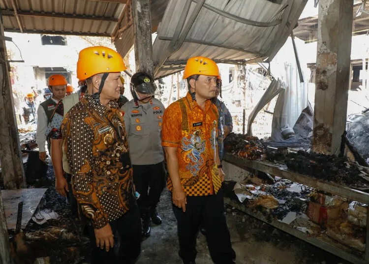 Gubernur Jateng Kucurkan Rp1 Miliar untuk Bangun Pasar Darurat Wonogiri 25 Gubernur Jawa Tengah, Ahmad Luthfi, saat meninjau Pasar Kota Wonogiri, Kamis, 9 Oktober 2025. (Humas Pemprov Jateng/Lingkarjateng.id)