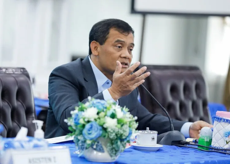 Gubernur Jateng Serap Aspirasi Buruh dan Pengusaha Jelang Penetapan UMP 25 Gubernur Jawa Tengah Ahmad Luthfi saat memimpin dialog bersama Dewan Pengupahan, LKS Tripartit, dan Satgas PHK Jateng di kantornya, Selasa, 28 Oktober 2025. (Humas Pemprov Jateng/Lingkarjateng.id)