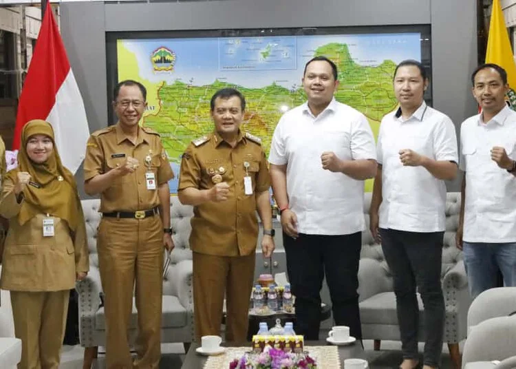 Gubernur Luthfi berfoto bersama jajaran Perbasi Jateng
