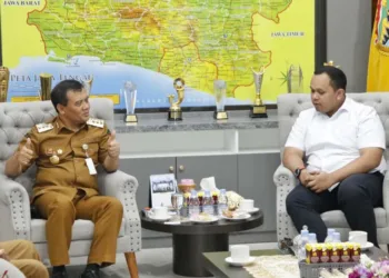 Gubernur Jawa Tengah, Ahmad Luthfi, menerima jajaran Pengurus Dewan Perwakilan Daerah (DPD) Persatuan Bola Basket Seluruh Indonesia (Perbasi) Jawa Tengah di kantornya, Senin, 13 Oktober 2025. (Humas Pemprov Jateng/Lingkarjateng.id)