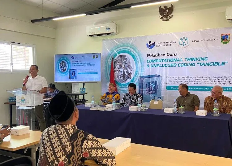 Guru di Kudus Diminta Kuasai Coding Cetak Generasi Melek Digital 25 Bupati Kudus Sam’ani Intakoris menyampaikan sambutan dalam acara pelatihan coding bagi guru, di Gedung Pusat Belajar Guru (PBG) Kudus, Minggu, 5 Oktober 2025. (Fahtur Rohman/Lingkarjateng.id)