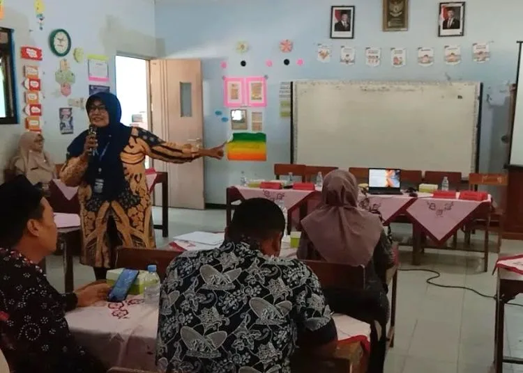 Guru di Mejobo Kudus Diberi Pelatihan Pembelajaran Mendalam 25 Kepala SD 3 Jepang Mejobo, Kabupaten Kudus sekaligus Penggagas dan Inisiator Berdikari, Eko Mardiana, saat memberikan materi pembelajaran mendalam pada KKG Gugus Yos Sudarso belum lama ini. (Nisa Hafizhotus Syarifa/Lingkarjateng.id)