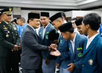 Gubernur Jawa Tengah Ahmad Luthfi menemui perwakilan pemuda usai upacara peringatan Hari Sumpah Pemuda di gedung Gradhika Bhakti Praja, Kota Semarang pada Selasa, 28 Oktober 2025. (Humas Pemprov Jateng/Lingkarjateng.id)