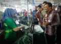 Gubernur Jawa Tengah, Ahmad Luthfi, meninjau salah satu pabrik di Jawa Tengah. (Humas Pemprov Jateng/Lingkarjateng.id)
