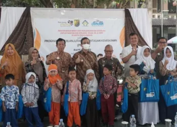 Wali Kota Pekalongan Achmad Afzan Arslan Djunaid dalam acara penyerahan bantuan perlengkapan sekolah kepada siswa di SMP Islam Kota Pekalongan, Kamis, Oktober 2025. (Fahri Akbar/Lingkarjateng.id)