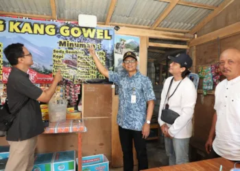 Kepala Dinas Komunikasi dan Informatika (Diskominfo) Jawa Tengah, Agung Hariyadi memantau sambungan internet di Desa Wisata Balerante, Kecamatan Kemalang, Kabupaten Klaten, Jumat, 3 Oktober 2025. (Dok. Diskominfo Jateng/Lingkarjateng.id)
