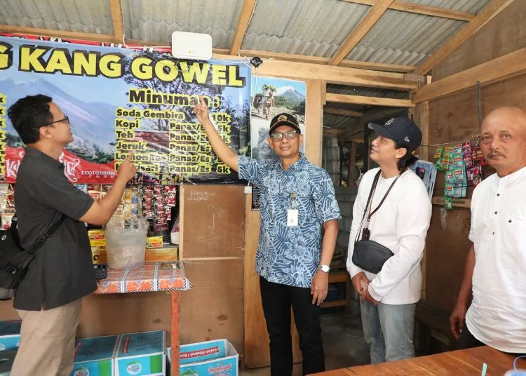 Program Internet Gratis Gubernur Jateng Makin Dirasakan Desa Blankspot 25 Kepala Dinas Komunikasi dan Informatika (Diskominfo) Jawa Tengah, Agung Hariyadi memantau sambungan internet di Desa Wisata Balerante, Kecamatan Kemalang, Kabupaten Klaten, Jumat, 3 Oktober 2025. (Dok. Diskominfo Jateng/Lingkarjateng.id)