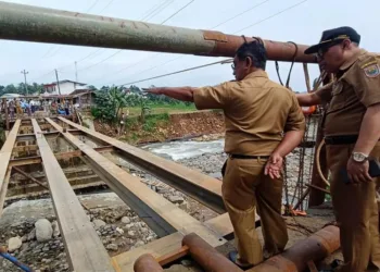 Jajaran Pemkab Batang meninjau kondisi Jembatan Kali Belo yang berada di Kecamatan Tersono. (Humas Pemkab Batang/Lingkarjateng.id)