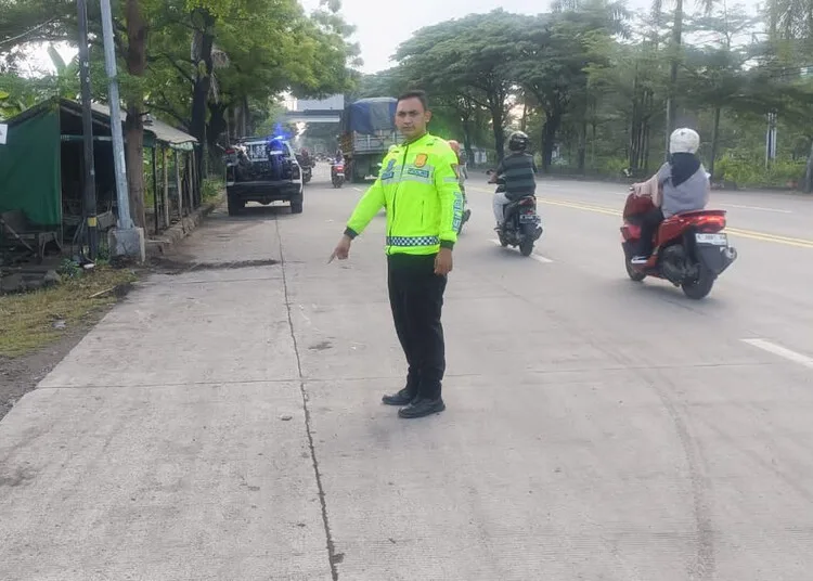 Kecelakaan Motor Vs Motor di Jalan Pantura Tireman Rembang, Satu Orang Tewas 25 Petugas kepolisian menunjukkan TKP kecelakaan lalu lintas di Jalan Pantura turut Desa Tireman, Kecamatan/Kabupaten Rembang, Kamis, 23 Oktober 2025. (Humas Satlantas Polres Rembang/Lingkarjateng.id)