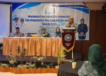 Bupati Kendal, Dyah Kartika Permanasari saat memberikan sambutan di acara peningkatan kapasitas PKK di Agro Wisata Tirto Arum Baru Kendal, Sabtu 25 Oktober 2025. (Anik Kustiani/Lingkarjateng.id)