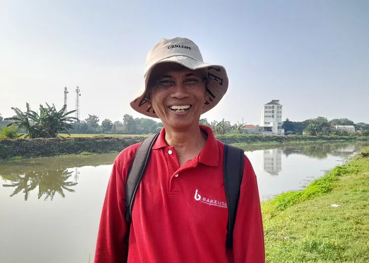 DLH Kendal Dukung Rencana Kalibuntu Disulap Jadi Destinasi Wisata Air 25 Kepala DLH Kendal, Aris Irwanto, memberi keterangan di sela-sela kegiatan pembersihan eceng gondok di Kalibuntu, Kelurahan Langenharjo, Kecamatan Kendal Kota, Kabupaten Kendal, Minggu, 19 Oktober 2025. (Anik Kustiani/Lingkarjateng.id)