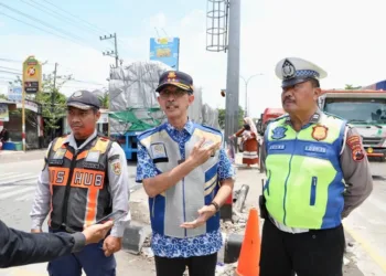 Kepala Dishub Jateng, Arief Djatmiko, memberi keterangan di sela pemantauan di pertigaan Genuk, Kota Semarang, Jumat, 24 Oktober 2025. (Humas Pemprov Jateng/Lingkarjateng.id)