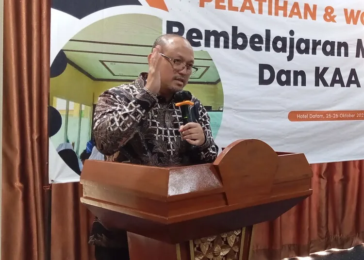 Kesbangpol Pekalongan Pastikan Penyaluran Dana Hibah Ormas Sesuai Rekomendasi Pemda 25 Kepala Kesbangpol Kabupaten Pekalongan, Haryanto Nugroho, saat memberikan sambutan pada pelatihan dan workshop pembelajaran mendalam serta KAA SIT yang diselenggarakan JSIT Daerah Kabupaten Pekalongan di Hotel Dafam Kota Pekalongan, Sabtu, 25 Oktober 2025. (Fahri Akbar/Lingkarjateng.id)