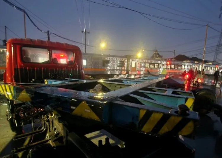 KA Harina Tabrak Truk di Perlintasan Kaligawe Semarang, Lalu Lintas Lumpuh Total 25 KA Harina relasi Semarang-Surabaya menabrak sebuah truk di perlintasan Jalan Kaligawe, Kota Semarang, Selasa sore, 21 Oktober 2025. (Antara/Lingkarjateng.id)