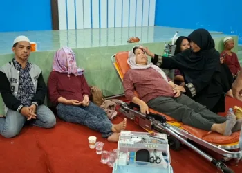 Korban selamat dari insiden kecelakaan bus di Tol Pemalang mendapat perawatan medis di Aula Kantor Kelurahan Bendan Ngisor, Kecamatan Gajahmungkur, Kota Semarang, Sabtu, 25 Oktober 2025. (Rizky Syahrul Al-Fath/Lingkarjateng.id)