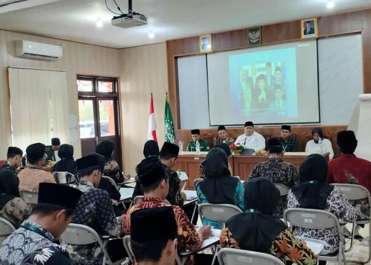 Ketua DPRD Demak Ajak Generasi Muda Kuasai Ilmu dan Akhlak 25 Ketua DPRD Demak, Zayinul Fata, memberikan pembekalan dalam kegiatan Latihan Kader Utama Nahdlatul Ulama di Gedung BKPSDM Kabupaten Demak, baru baru ini. (M. Burhanuddin Aslam/Lingkarjateng.id)