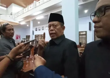 Ketua DPRD Kabupaten Pekalongan, Abdul Munir, memberikan keterangan kepada wartawan usai rapat paripurna di gedung DPRD setempat, Rabu, 15 Oktober 2025. (Fahri Akbar/Lingkarjateng.id)