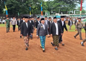 Ketua DPRD Pekalongan, Drs. H. Abdul Munir (depan kiri), saat hendak mengikuti apel peringatan Hari Santri Nasional 2025 di Stadion Widya Manggala Krida Kedungwuni, Rabu, 22 Oktober 2025. (Fahri Akbar/Lingkarjateng.id)