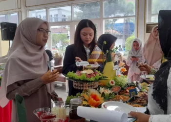 Ketua Karang Taruna Kendal Dorong Kreativitas Santri Lewat Lomba Tumpeng 30 Ketua Karang Taruna Kabupaten Kendal, Nattaya Kenenza (tengah), saat menjadi juri lomba tumpeng peringatan Hari Santri 2025 di Pendopo Tumenggung Bahurekso Setda Kendal, Rabu, 22 Oktober 2025. (Anik Kustiani/Lingkarjateng.id)