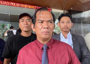 Ketua Tim Hukum AMBP, Nimerodi Gule, memberi keterangan di Mapolda Jateng, Rabu, 8 Oktober 2025. (Rizky Syahrul Al-Fath/Lingkarjateng.id)