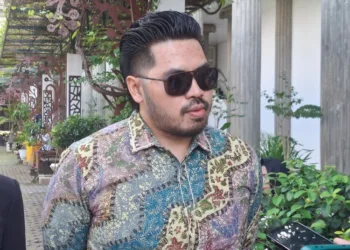 Kuasa hukum Adrinata Kusuma, Tendy Suci Atmoko, saat diwawancarai awak media, di Balai Kota Semarang, Jumat, 17 Oktober 2025. (Syahril Muadz/Lingkarjateng.id)