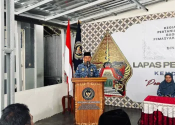 Kepala Lapas Pemuda Plantungan, Suharno, memberi sambutan dalam kegiatan Pembinaan Keterampilan Pertanian, Peternakan, dan Perkebunan bagi pegawai dan warga binaan, Selasa, 28 Oktober 2025. (Lingkarjateng.id)